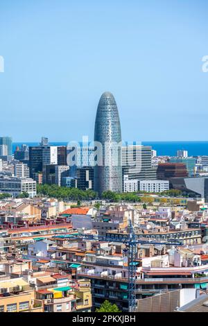 Blick über die Stadthäuser, Wolkenkratzer und Torre Glories, vom Turm Sagrada Familia, Barcelona, Katalonien, Spanien Stockfoto