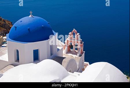 Kirche am Kraterrand mit Blick auf die Caldera, Oia, Santorin, Kykladen, Griechenland Stockfoto