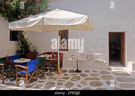 Kleinen Straßencafé in Parikia Stockfoto