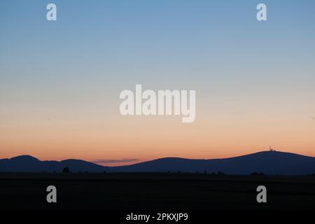 Blick auf das Brocken zur Blue Hour Stockfoto