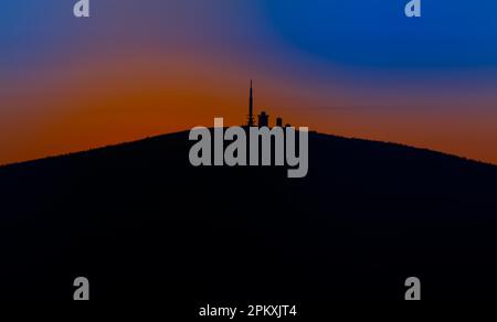 Blick auf das Brocken zur Blue Hour Stockfoto