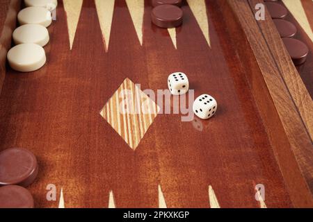 Double Six oder Waggons, Würfel über Backgammon brettspiel Stockfoto