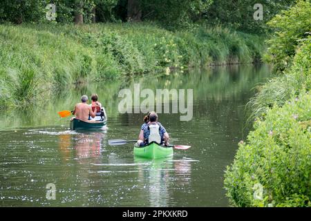 Kanufahrten auf dem Kennet und Avon Canal in der Nähe von Aldermaston Berkshire am 5. Juli 2015. Nicht identifizierte Personen Stockfoto