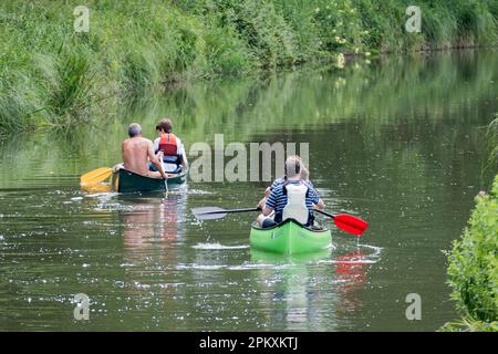 Kanufahrten auf dem Kennet und Avon Canal in der Nähe von Aldermaston Berkshire am 5. Juli 2015. Nicht identifizierte Personen Stockfoto