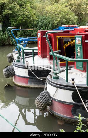 Enge Boote auf dem Kennet und Avon Canal in Aldermaston Berkshire am 5. Juli 2015 Stockfoto