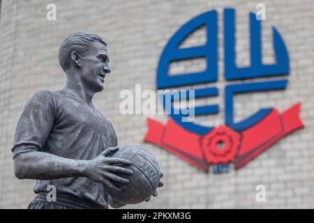 NAT Lofthouse Statue vor dem University of Bolton Stadium Before the Sky Bet League 1 Spiel Bolton Wanderers vs Cambridge United an der University of Bolton Stadium, Bolton, Großbritannien, 10. April 2023 (Foto: Craig Anthony/News Images) Stockfoto