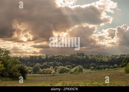 Bild einer typischen Landschaft Serbiens mit serbischen Farmen, einem Seosko domacinstvo, umgeben von Feldern, in einem Tal von Barajevo, at dus Stockfoto