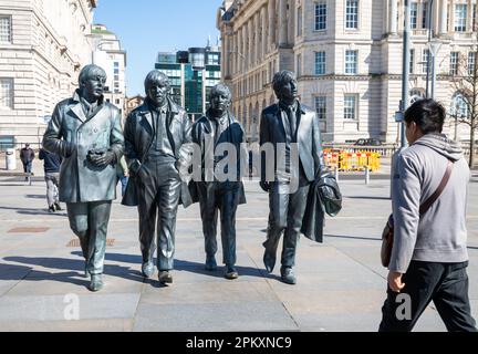 Die Beatles-Statuen in Liverpool, geformt von Andy Edwards, die ein echtes Foto darstellen Stockfoto