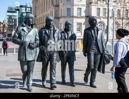 Die Beatles-Statuen in Liverpool, geformt von Andy Edwards, die ein echtes Foto darstellen Stockfoto