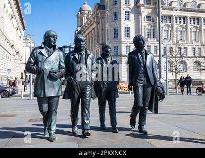 Die Beatles-Statuen in Liverpool, geformt von Andy Edwards, die ein echtes Foto darstellen Stockfoto