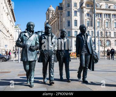 Die Beatles-Statuen in Liverpool, geformt von Andy Edwards, die ein echtes Foto darstellen Stockfoto