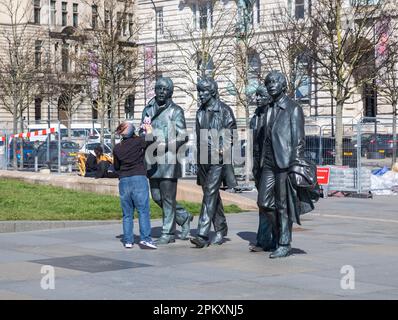 Die Beatles-Statuen in Liverpool, geformt von Andy Edwards, die ein echtes Foto darstellen Stockfoto