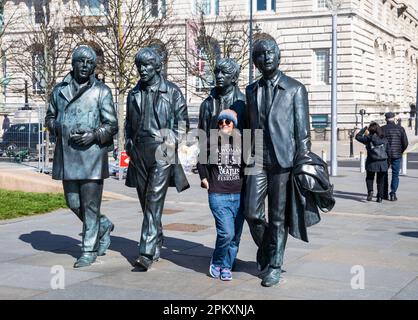 Die Beatles-Statuen in Liverpool, geformt von Andy Edwards, die ein echtes Foto darstellen Stockfoto