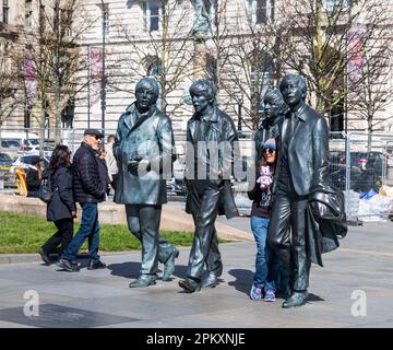 Die Beatles-Statuen in Liverpool, geformt von Andy Edwards, die ein echtes Foto darstellen Stockfoto