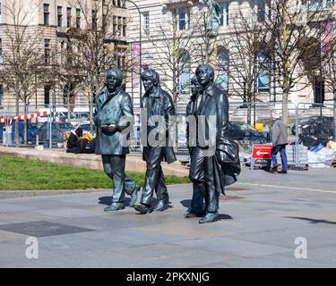 Die Beatles-Statuen in Liverpool, geformt von Andy Edwards, die ein echtes Foto darstellen Stockfoto