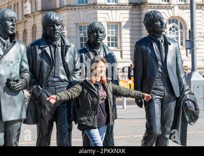 Die Beatles-Statuen in Liverpool, geformt von Andy Edwards, die ein echtes Foto darstellen Stockfoto