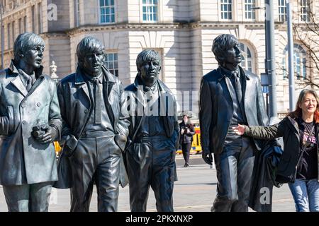 Die Beatles-Statuen in Liverpool, geformt von Andy Edwards, die ein echtes Foto darstellen Stockfoto