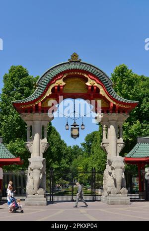 Elefantentor, Zoologischer Garten, Budapester Straße, Tiergarten, Mitte, Berlin, Deutschland Stockfoto