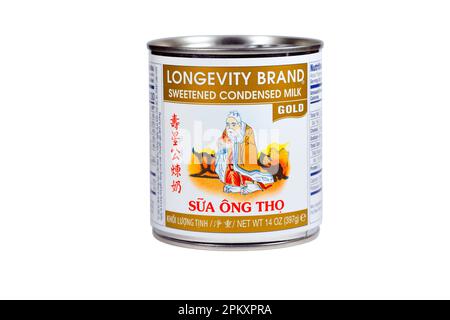 Longevity Brand Gold Label gesüßte Kondensmilch, Sữa Ông Thọ, isoliert auf weißem Hintergrund. Ausschnittbild zur Veranschaulichung und redaktionellen Verwendung. Stockfoto