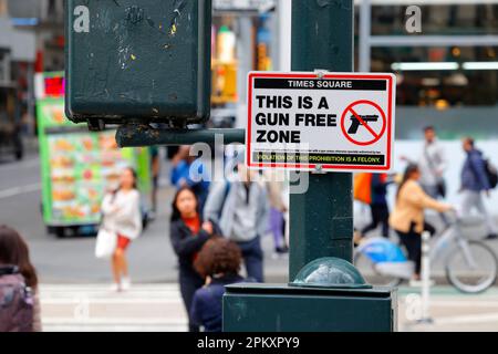 05. April 2023, New York, Ein Schild mit der Aufschrift „Times Square This is a Gun Free Zone“ verkündet den Times Square in Midtown Manhattan, einen waffenfreien Bereich. (Weitere Informationen) Stockfoto