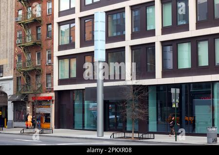 Ein LinkNYC Link5G 5G WLAN-Kiosk in Manhattans East Village, New York. Die gigantischen 32 Meter langen Smartpole ersetzen ältere ... (Weitere Informationen) Stockfoto