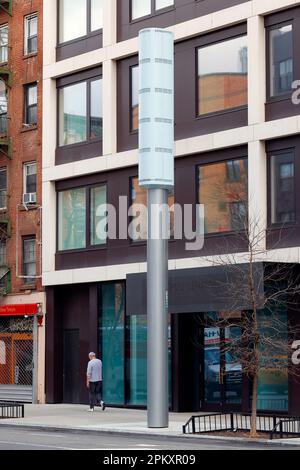 Ein LinkNYC Link5G 5G WLAN-Kiosk in Manhattans East Village, New York. Die gigantischen 32-Fuß-Smartpole ersetzen ältere .. (Weitere Informationen) Stockfoto