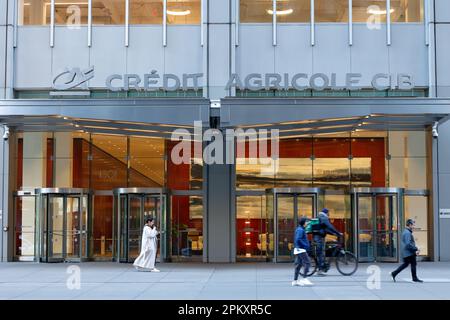 Credit Agricole Corporate & Investment Bank, 1301 Sixth Ave, New York. Außenansicht einer französischen Geschäftsbank mit US-Hauptsitz in Midtown Manhattan. Stockfoto