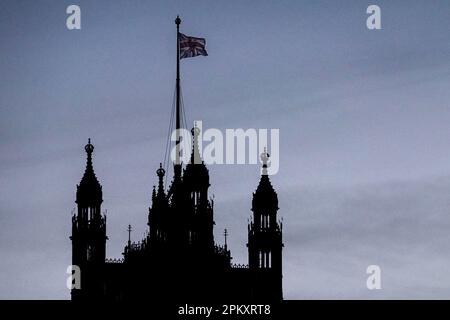 London, Großbritannien. 30. Okt. 2022. Der Union Jack, die nationale Flagge des Vereinigten Königreichs, fliegt über dem Palast von Westminster. Der Palast von Westminster ist der Sitz des britischen Parlaments. Der Gebäudekomplex ist auch bekannt als die Houses of Parliament. Kredit: Jan Woitas/dpa/Alamy Live News Stockfoto