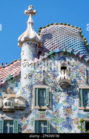 Turm und geschwungenes Dach, künstlerische Fassade des Casa Batllo von Antoni Gaudi, Passeig de Gracia, Barcelona, Katalonien, Spanien Stockfoto