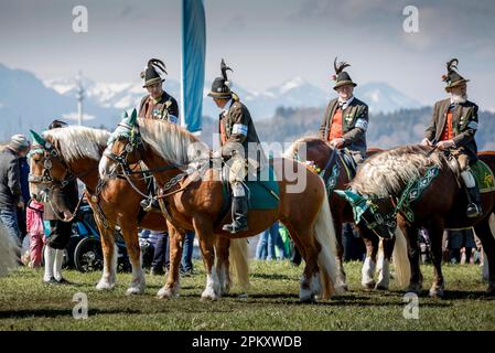 Traunstein, Deutschland. 10. April 2023. Hunderte von festlich dekorierten Pferden führen am Ostermontag während der traditionellen Georgi Ride durch das oberbayerische Dorf zur Kirche Ettendorf. Kredit: Uwe Lein/dpa/Alamy Live News Stockfoto