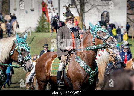 Traunstein, Deutschland. 10. April 2023. Hunderte von festlich dekorierten Pferden führen am Ostermontag während der traditionellen Georgi Ride durch das oberbayerische Dorf zur Kirche Ettendorf. Kredit: Uwe Lein/dpa/Alamy Live News Stockfoto