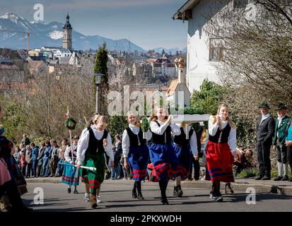 Traunstein, Deutschland. 10. April 2023. Junge Mädchen tragen ein Modell der Kirche Ettenorf am Ostermontag beim traditionellen Georgi Ride. Kredit: Uwe Lein/dpa/Alamy Live News Stockfoto