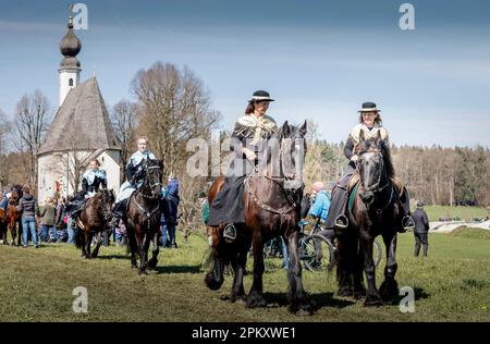 Traunstein, Deutschland. 10. April 2023. Frauen in den Sonntagskostümen der Region sitzen am Ostermontag auf ihren Pferden während der traditionellen Georgi-Fahrt zur Kirche von Ettendorf. Kredit: Uwe Lein/dpa/Alamy Live News Stockfoto