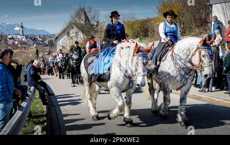 Traunstein, Deutschland. 10. April 2023. Hunderte von festlich dekorierten Pferden führen am Ostermontag während der traditionellen Georgi Ride durch das oberbayerische Dorf zur Kirche Ettendorf. Kredit: Uwe Lein/dpa/Alamy Live News Stockfoto