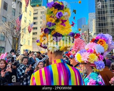 New York, New York, USA. 9. April 2023. Kostümtragende nehmen an der jährlichen Osterparade und dem Bonnet Festival entlang der Fifth Avenue am Ostersonntag am 9. April 2023 in New York City Teil. (Kreditbild: © Ryan Rahman/Pacific Press via ZUMA Press Wire) NUR ZUR REDAKTIONELLEN VERWENDUNG! Nicht für den kommerziellen GEBRAUCH! Stockfoto