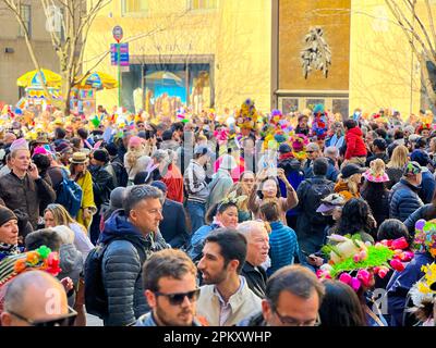New York, New York, USA. 9. April 2023. Tausende nehmen am Ostersonntag am 9. April 2023 an der jährlichen Osterparade und dem Bonnet Festival entlang der Fifth Avenue in New York City Teil. (Kreditbild: © Ryan Rahman/Pacific Press via ZUMA Press Wire) NUR ZUR REDAKTIONELLEN VERWENDUNG! Nicht für den kommerziellen GEBRAUCH! Stockfoto
