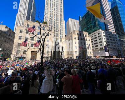 New York, New York, USA. 9. April 2023. Tausende nehmen am Ostersonntag am 9. April 2023 an der jährlichen Osterparade und dem Bonnet Festival entlang der Fifth Avenue in New York City Teil. (Kreditbild: © Ryan Rahman/Pacific Press via ZUMA Press Wire) NUR ZUR REDAKTIONELLEN VERWENDUNG! Nicht für den kommerziellen GEBRAUCH! Stockfoto
