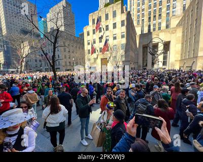 New York, New York, USA. 9. April 2023. Tausende nehmen am Ostersonntag am 9. April 2023 an der jährlichen Osterparade und dem Bonnet Festival entlang der Fifth Avenue in New York City Teil. (Kreditbild: © Ryan Rahman/Pacific Press via ZUMA Press Wire) NUR ZUR REDAKTIONELLEN VERWENDUNG! Nicht für den kommerziellen GEBRAUCH! Stockfoto