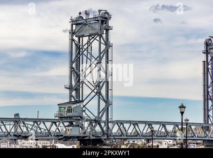 Detailbild eines Abschnitts des Vertikalaufzugs portsmouth Memorial Bridge. Stockfoto