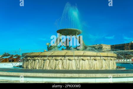 Malta Floriana: Die imposante Triton Brunnen, von Vincent Apap konzipiert, liegt etwas außerhalb der historischen Stadt Tor der Hauptstadt Maltas. Stockfoto
