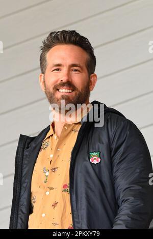 Wrexham, Großbritannien. 10. April 2023 Wrexham, Großbritannien. 10. April 2023. Ryan Reynolds, Eigentümer von Wrexham während des Spiels der Vanarama National League zwischen Wrexham und Notts County am Glyndµr University Racecourse Stadium, Wrexham, am Montag, den 10. April 2023. (Foto: Jon Hobley | MI News) Guthaben: MI News & Sport /Alamy Live News Stockfoto