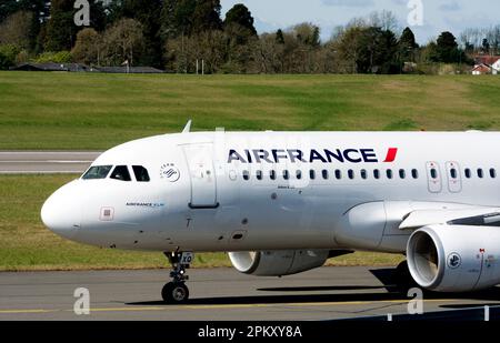 Air France Airbus A320-214 Rolling am Flughafen Birmingham, Großbritannien (F-GKXQ) Stockfoto