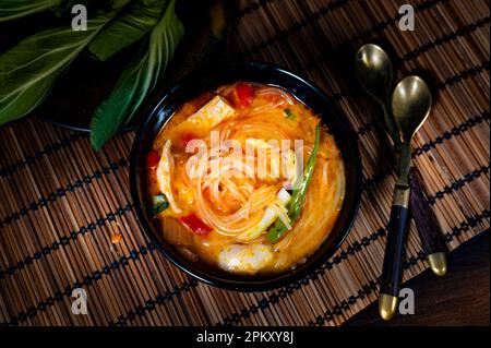 Rote thailändische Currysuppe Stockfoto
