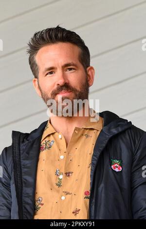 Wrexham, Großbritannien. 10. April 2023 Wrexham, Großbritannien. 10. April 2023. Ryan Reynolds, Eigentümer von Wrexham während des Spiels der Vanarama National League zwischen Wrexham und Notts County am Glyndµr University Racecourse Stadium, Wrexham, am Montag, den 10. April 2023. (Foto: Jon Hobley | MI News) Guthaben: MI News & Sport /Alamy Live News Stockfoto