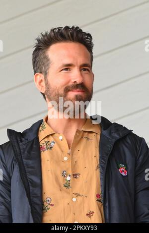 Wrexham, Großbritannien. 10. April 2023 Wrexham, Großbritannien. 10. April 2023. Ryan Reynolds, Eigentümer von Wrexham während des Spiels der Vanarama National League zwischen Wrexham und Notts County am Glyndµr University Racecourse Stadium, Wrexham, am Montag, den 10. April 2023. (Foto: Jon Hobley | MI News) Guthaben: MI News & Sport /Alamy Live News Stockfoto