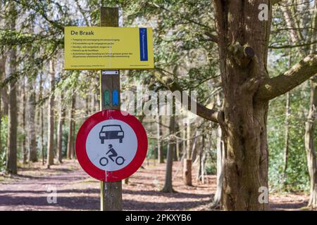 Paterswolde, Niederlande - 27. März 2023: Hinweisschild Natuurmonumenten am Estate De Braak in der Gemeinde Paterwolde Tynaarlo in Drenthe Niederlande Stockfoto