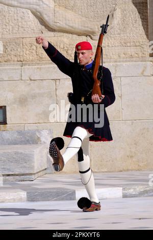 Die Präsidentengarde führt im Frühling den Wachwechsel in Athen durch Stockfoto