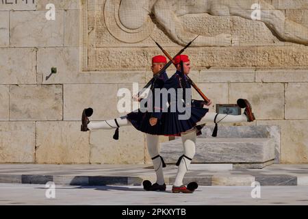 Die Präsidentengarde führt im Frühling den Wachwechsel in Athen durch Stockfoto