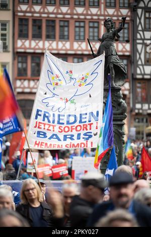 10. April 2023, Hessen, Frankfurt/Main: "Friede jetzt sofort" steht auf einem Schild auf der Kundgebung für den ostermarsch am Römerberg in Frankfurt. Ebenfalls 2023 fanden unter dem Eindruck des russischen Krieges gegen die Ukraine zahlreiche Ostermärsche in ganz Deutschland statt. Foto: Sebastian Christoph Gollnow/dpa Stockfoto