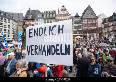 10. April 2023, Hessen, Frankfurt/Main: "Endlich verhandeln" steht auf einem Schild, das bei der ostermarsch-Rallye am Frankfurter Römerberg ausgestellt wurde. Im Jahr 2023 fanden auch zahlreiche Ostermärsche in ganz Deutschland unter dem Eindruck von Russlands Krieg gegen die Ukraine statt. Foto: Sebastian Christoph Gollnow/dpa Stockfoto